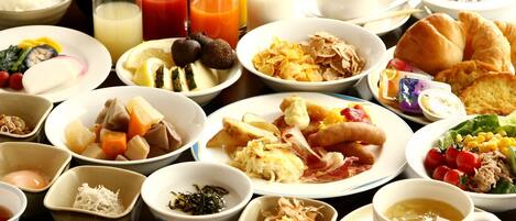 Diversos platos de desayuno, como huevos, salchichas y verduras.