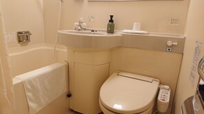 Bañera con ducha, artículos de tocador gratuitos, secador de pelo, batas