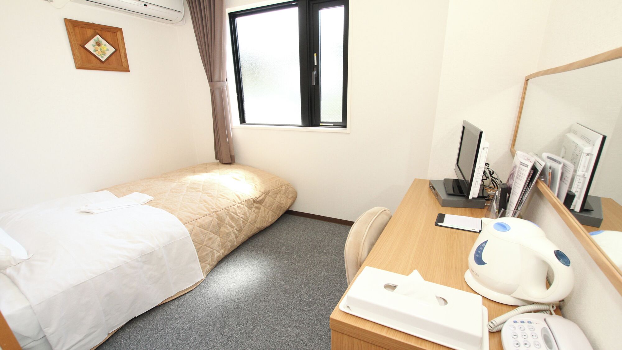 In-room safe, WiFi (free)