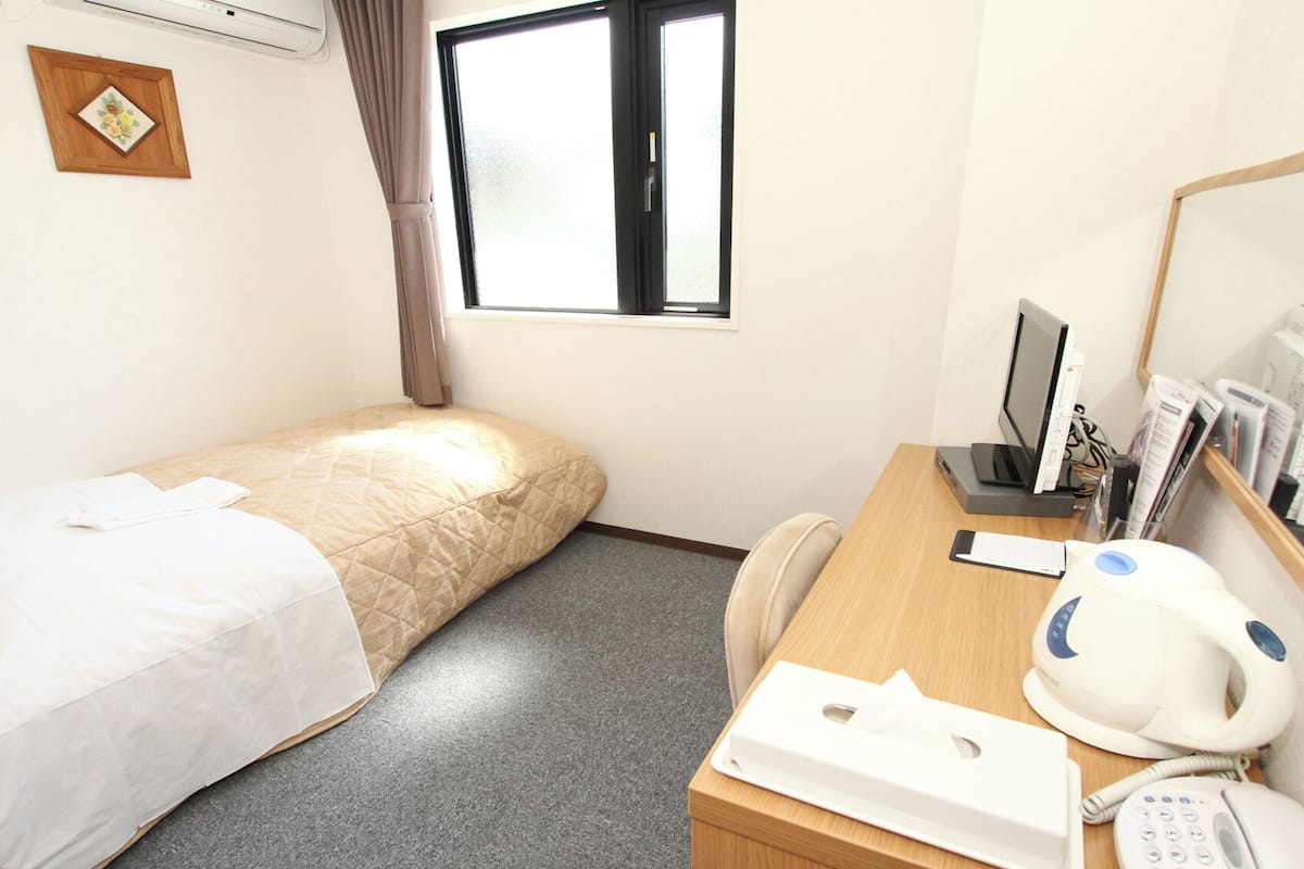 In-room safe, WiFi (free)