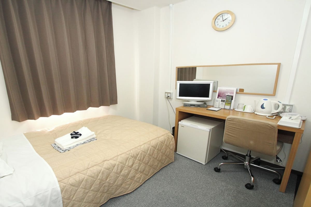 In-room safe, WiFi (free)