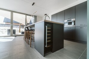 Luxury Bungalow (10 persons) | ครัวส่วนตัว | ตู้เย็นขนาดใหญ่, ไมโครเวฟ, เตาอบ, เตาประกอบอาหาร