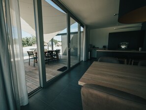 Comfort Bungalow (6 persons) | บริเวณนั่งเล่น | สมาร์ททีวี