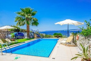 Außenpool (je nach Saison geöffnet), Sonnenschirme, Liegestühle