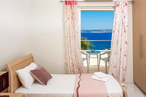 Villa, 3 Schlafzimmer, eigener Pool, Meerblick | 3 Schlafzimmer, hochwertige Bettwaren, Zimmersafe, Bügeleisen/Bügelbrett