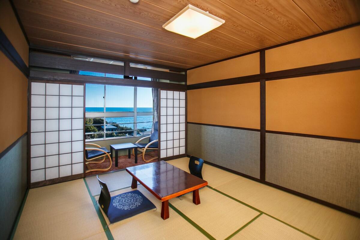 Japanese Style Room for 4 People | Laptop workspace, soundproofing, free WiFi