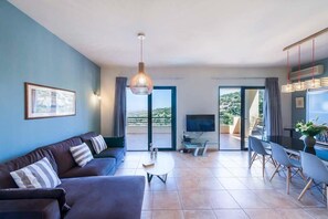 Villa, 4 chambres | Coin séjour | Télévision à écran plat, lecteur de DVD