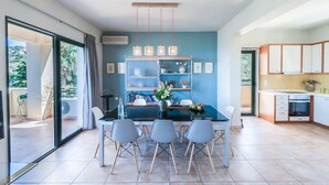 Villa, 4 chambres | Repas dans la chambre