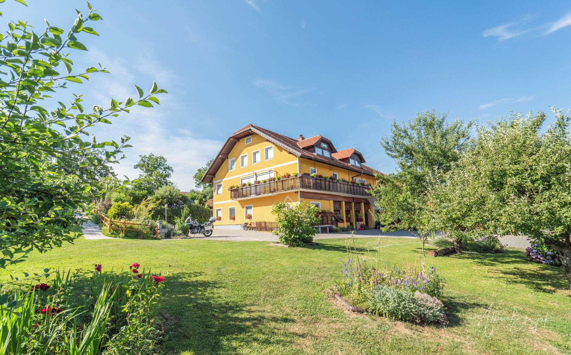 Majoituspaikan julkisivu