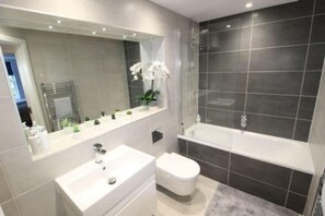 Apartment | Bathroom sink - Middle Chine - 2 Bedroom Holiday Home (Bournemouth)