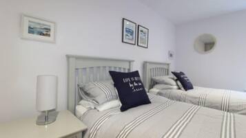 Apartment | Living area | 30-inch TV with digital channels