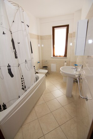 Apartment, 2 Schlafzimmer | Badezimmer | Badewanne, Haartrockner, Bidet