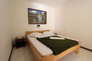 Iron/ironing board, free WiFi, bed sheets