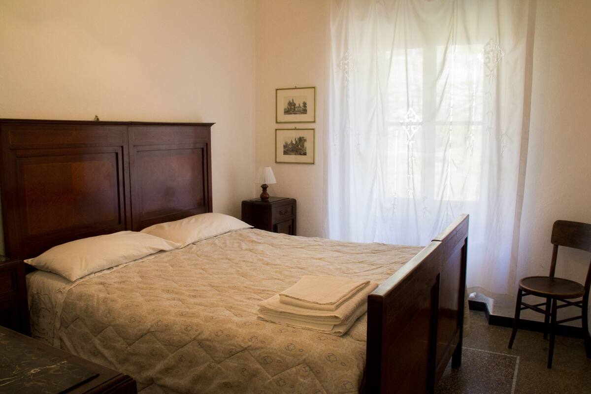 Double Room, Shared Bathroom | Desk, laptop workspace, WiFi (free), bed sheets