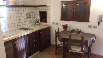 Refrigerador, placa de cocina, tetera/pava eléctrica