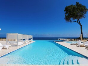 11 outdoor pools, free cabanas, pool umbrellas