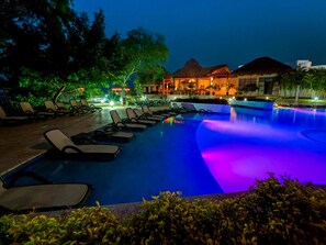 11 outdoor pools, free cabanas, pool umbrellas