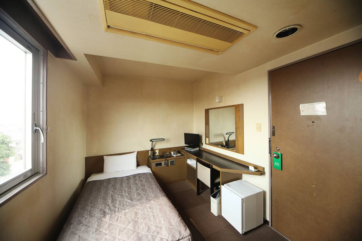 Small Single Room | Desk, iron/ironing board (on request), WiFi (free), bed sheets