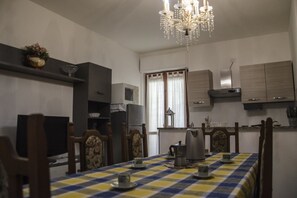 Apartment, 2 Bedrooms | Private kitchen | Fridge, microwave, oven, stovetop - Casa Mormora (Alghero)