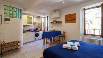 Monolocale Deluxe, 1 letto queen, angolo cottura (2) | Biancheria in cotone egiziano, biancheria da letto di alta qualità