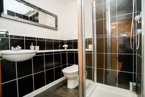 Panoramic-Apartment, Strandblick | Dusche im Bad