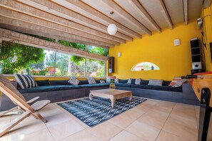 Televisión, reproductor de DVD, futbolito y libros 