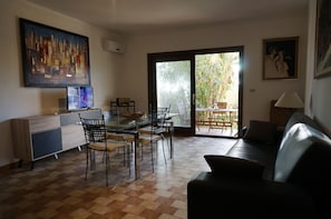 Appartement, 2 slaapkamers | Woonruimte | Een flatscreentelevisie