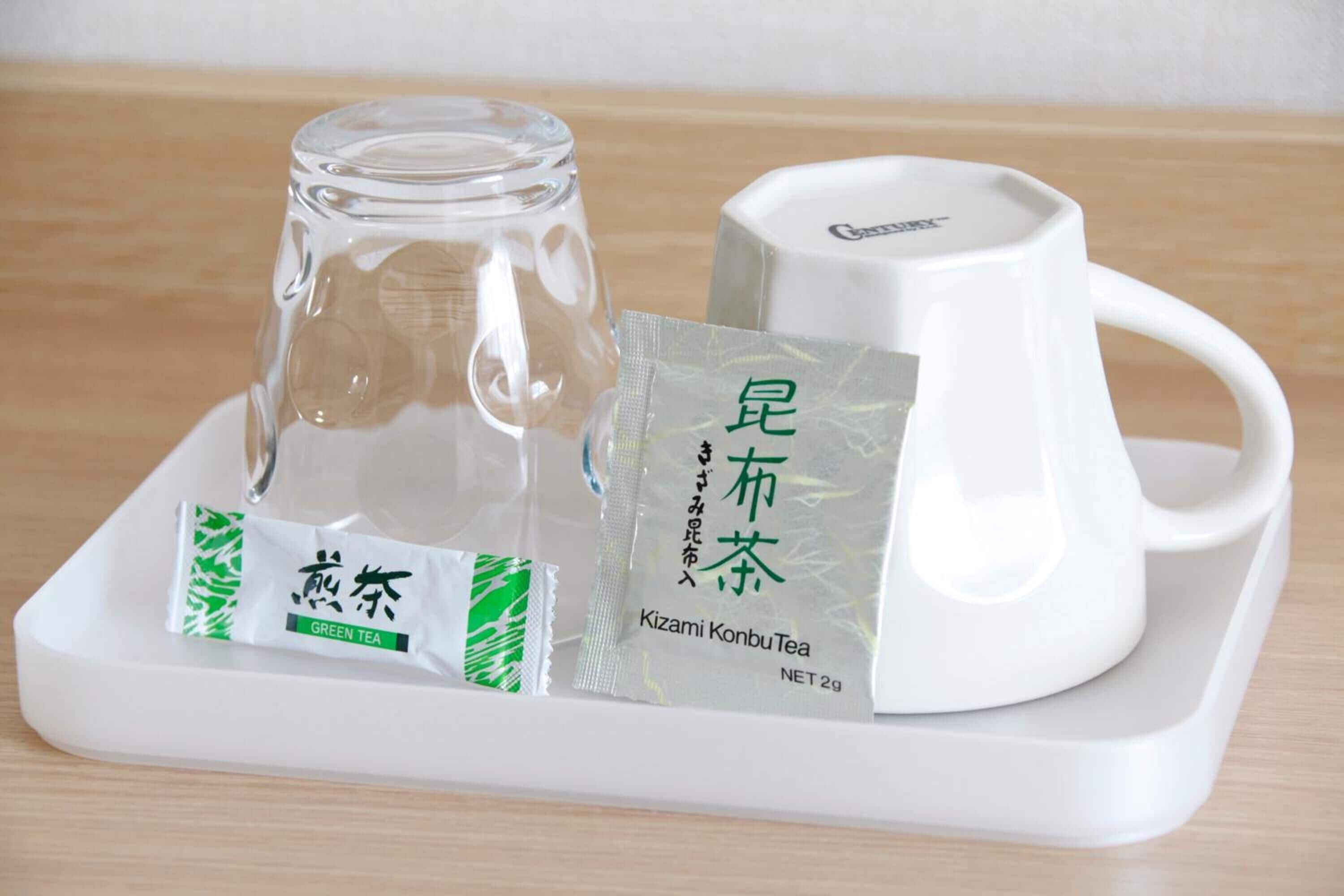 combined shower/bathtub, deep-soaking bathtub, free toiletries