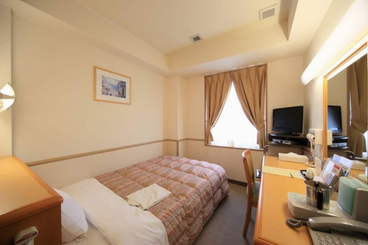 Een bureau, gratis wifi, beddengoed