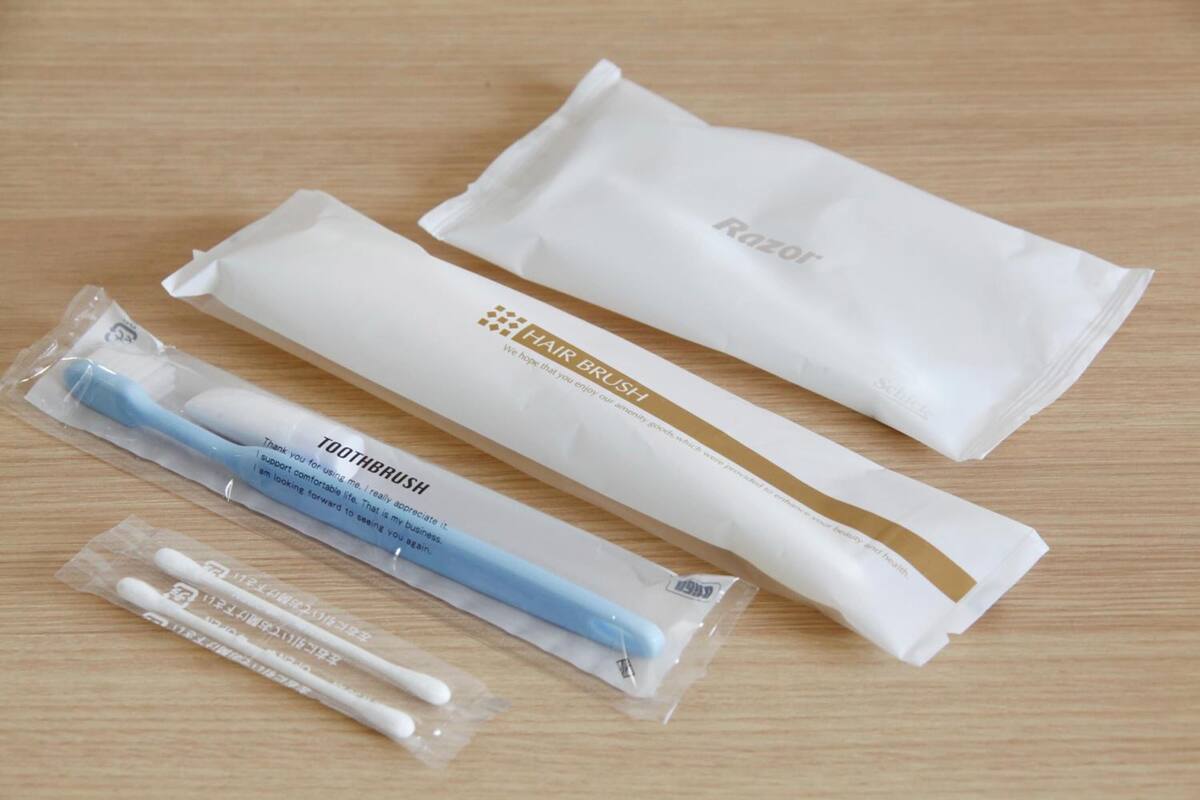 combined shower/bathtub, deep-soaking bathtub, free toiletries