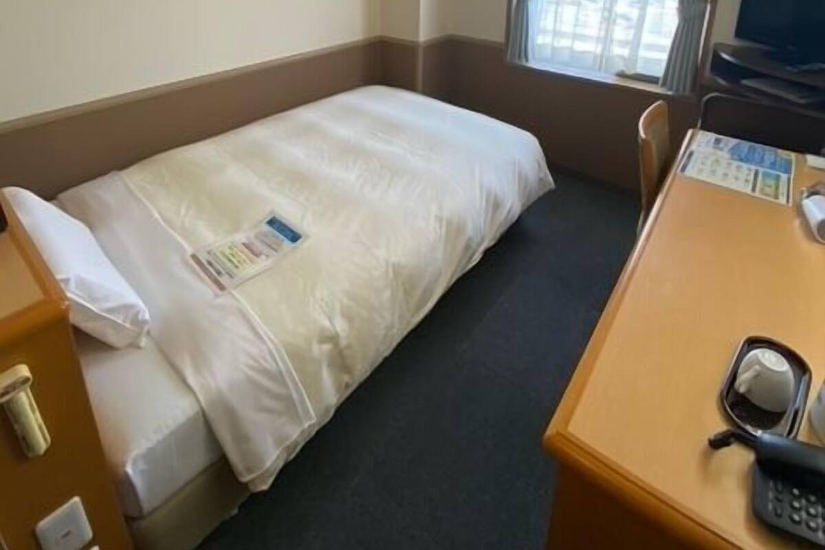 Desk, free WiFi, bed sheets