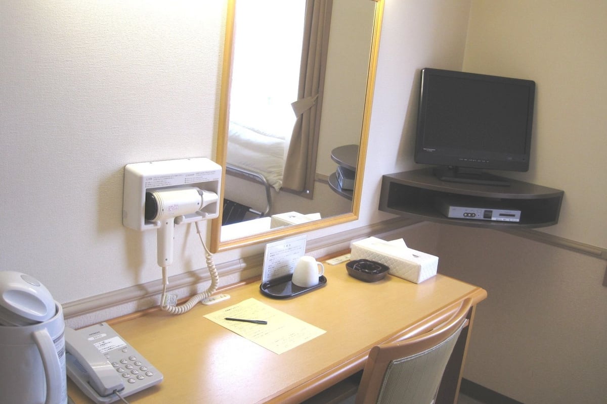 1 bedroom, desk, free wifi, bed sheets