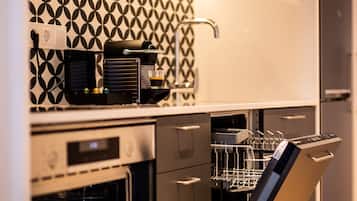 Une cuisine moderne dotée d’appareils électroménagers intégrés, d’un lave-vaisselle et d’un four à micro-ondes.