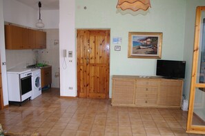 Apartment, 2 Bedrooms | Private kitchen | Fridge, oven, stovetop, cookware/dishes/utensils