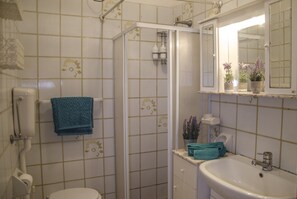 Appartement, 1 chambre | Salle de bain | Douche, sĂšche-cheveux, bidet