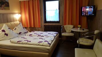 Classic szoba kétszemélyes ággyal, 1 queen (nagyméretű) franciaágy | Ingyenes wifi és ágynemű