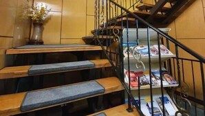 A staircase with wooden steps and a metal railing, leading to a lower level. - Gästehaus Hutweide (Baerenstein)