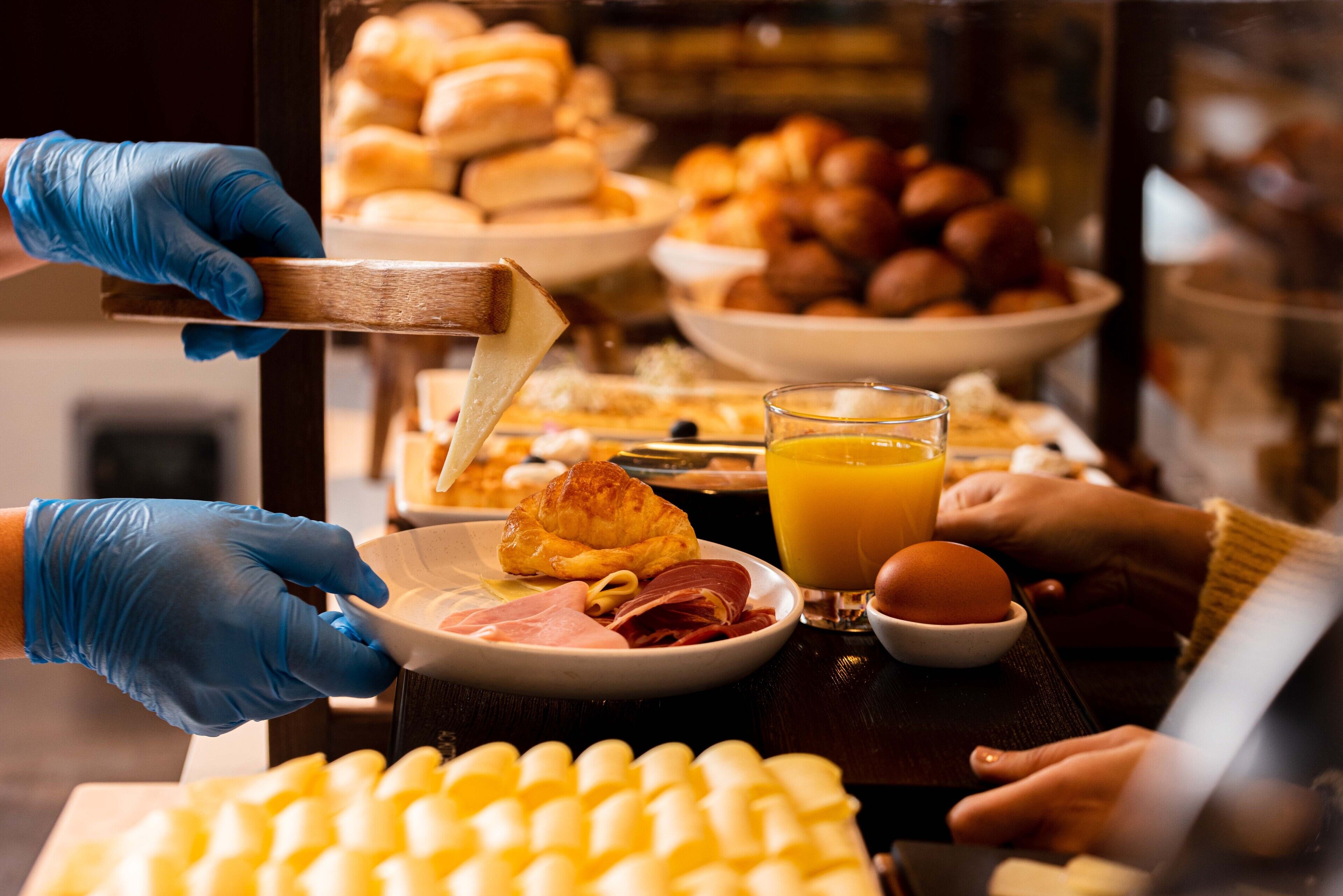 每日供  应自助式早餐（每人 USD 15）