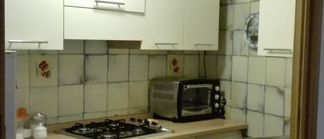 Apartment, 2 Bedrooms | Private kitchen | Fridge, microwave, stovetop, cookware/dishes/utensils