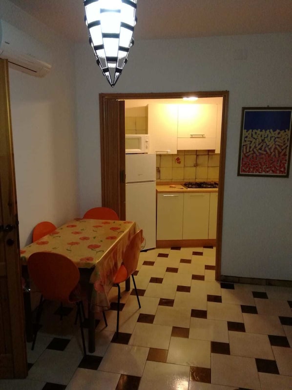 Appartement, 2 chambres | Restauration dans la chambre