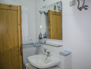Apartamento, 1 habitación | Baño | Ducha, secador de pelo y champú