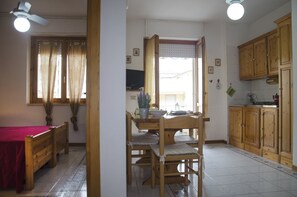 Apartment, 1 Schlafzimmer | Essbereich im Zimmer