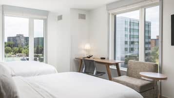 1 kamar tidur, seprai antialergi, brankas, dan meja kerja