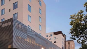 Ein Hotel mit moderner Fassade, zahlreichen Fenstern und einem gut beleuchteten Eingangsbereich.