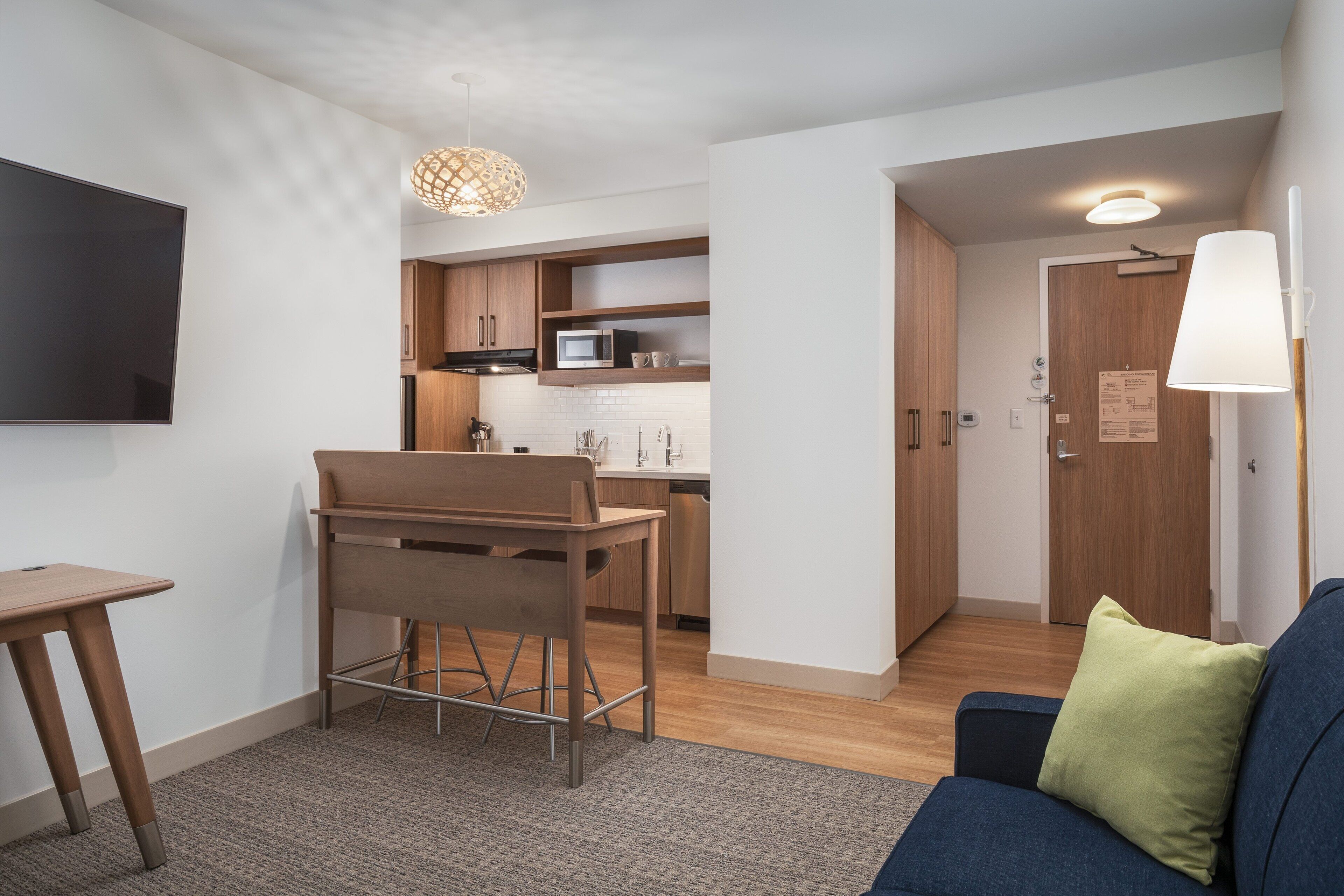 executive suite, 1 king bed with sofa bed, non smoking | living room | lcd tv