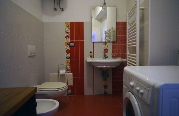 Apartment, 1 Bedroom | Bathroom | Shower, hair dryer, bidet