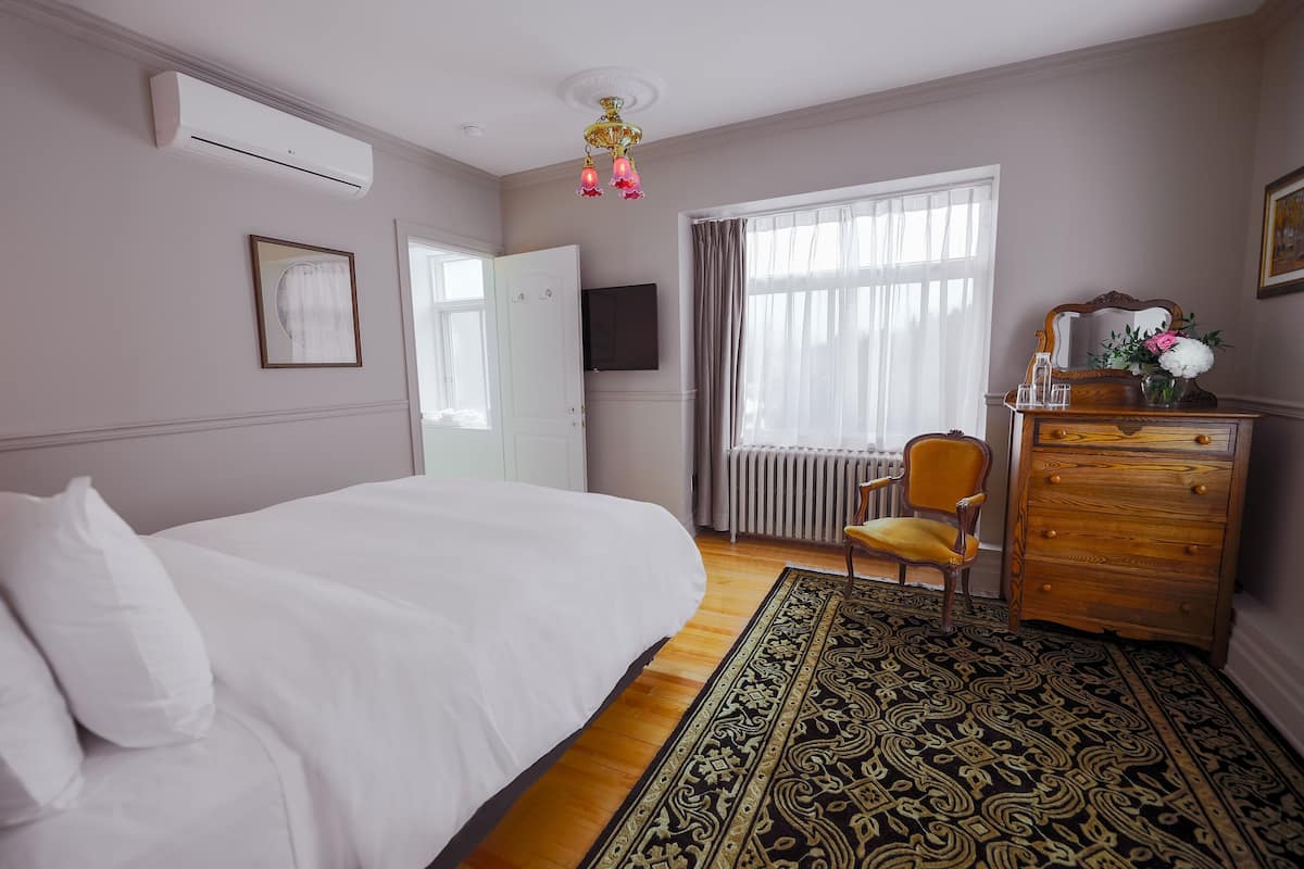 Kamar Klasik, 1 Tempat Tidur Queen | Seprai premium, selimut bulu angsa, tirai kedap cahaya, dan kedap suara