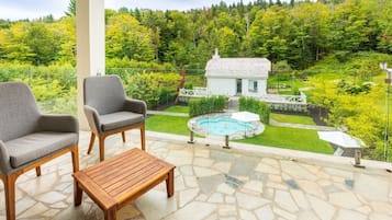 Rom – classic, terrasse | Sengetøy av topp kvalitet, dundyner og individuelt dekorert