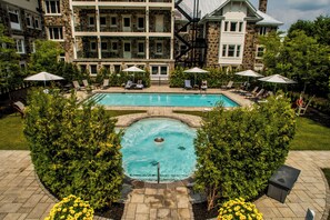 Seasonal outdoor pool, open 8:00 AM to 11:00 PM, pool umbrellas - StoneHaven Le Manoir Relais & Châteaux (Sainte-Agathe-des-Monts)