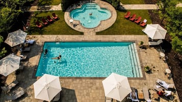 季节性开放的室外游泳池,08:00 至 23:00 开放,池畔遮阳伞,日光浴躺椅